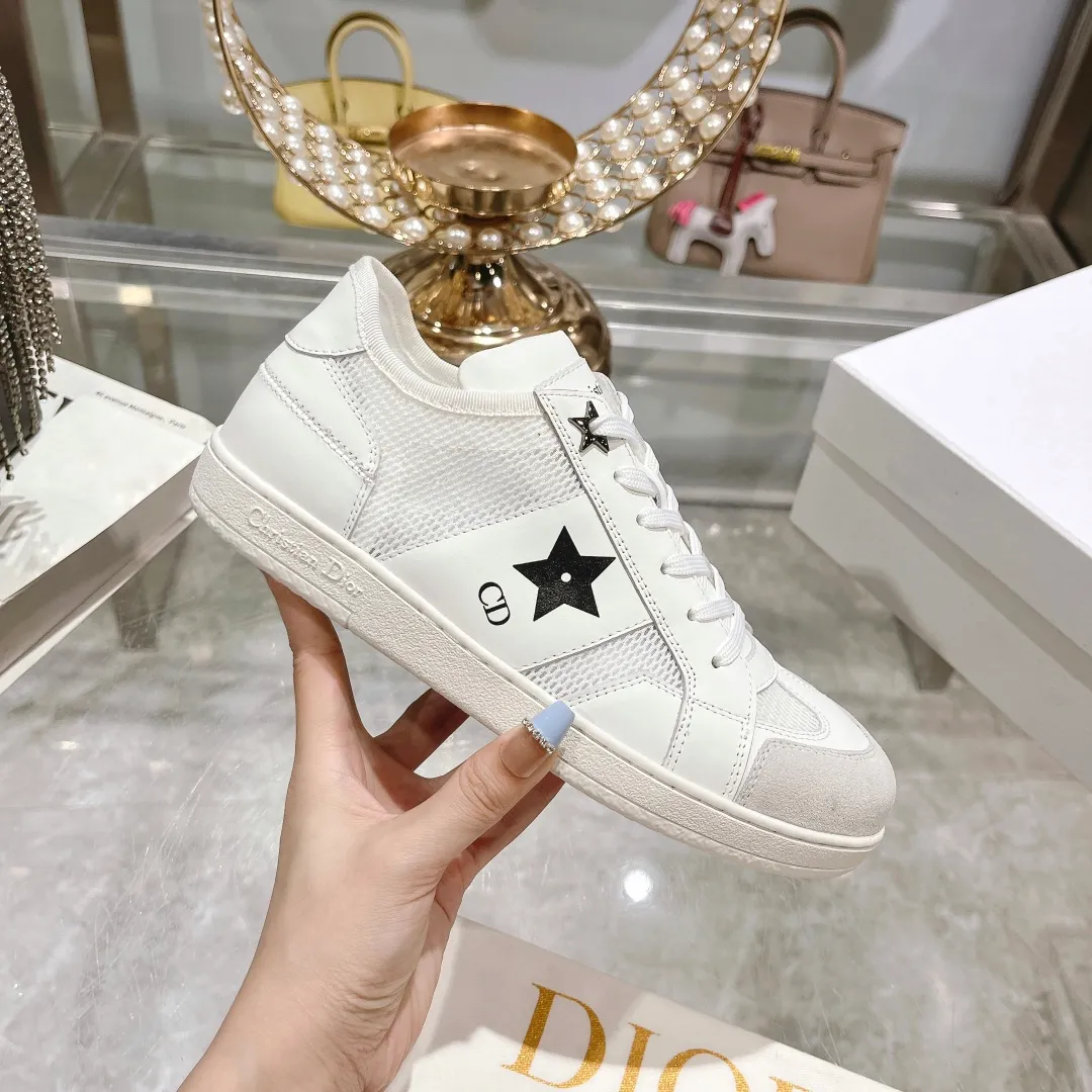 👟👟Ex-factory price 560👟👟Dior2024 new white shoes, Dior Dior Star women's sports shoes, very light summer white shoes. The upper is carefully made of imported suede, decorated with tonal suede panels, metal stars decorate the lace eyelets, and breathable mesh inside. The upper is punched and designed not to stuffy the feet. It is equipped with Christian Dior logo and thin soles. The thick sole is suitable for all seasons! Size: 35-41 (40 and 41 are customized and cannot be returned or exchanged)